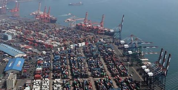 Shipping containers wait to be transported at the port of Busan. (Yonhap)