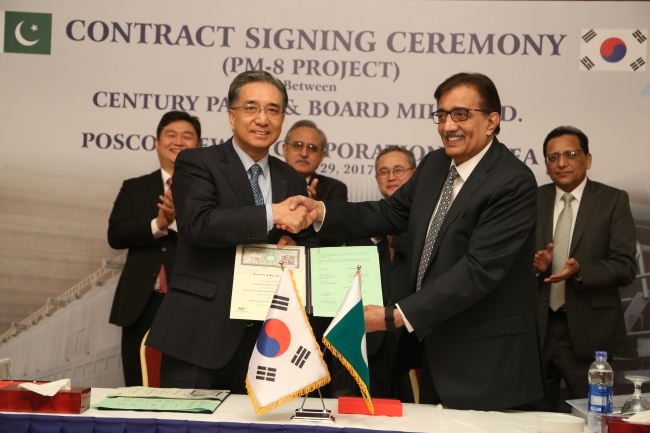 Posco Daewoo CEO Kim Young-sang (left) shakes hands with Century Paper & Board Mills President Iqbal Ali Lakhani, after signing a $60 million contract in Karachi, Pakistan, Wednesday. (Posco Daewoo)