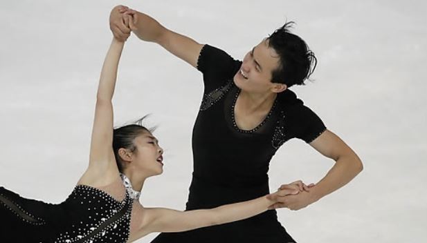 In this Associated Press file photo taken Sept. 29, 2017, North Korean pairs figure skaters Ryom Tae-ok (L) and Kim Ju-sik perform their free skating routine during the Nebelhorn Trophy in Oberstdorf, Germany. (Yonhap)