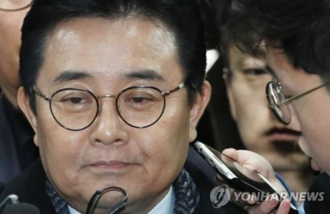 Jun Byung-hun, former senior aide to President Moon Jae-in, is swamped by reporters asking him questions as he appears at the Seoul Central District Court for his arraignment hearing over a bribery case on Nov. 24, 2017. (Yonhap)