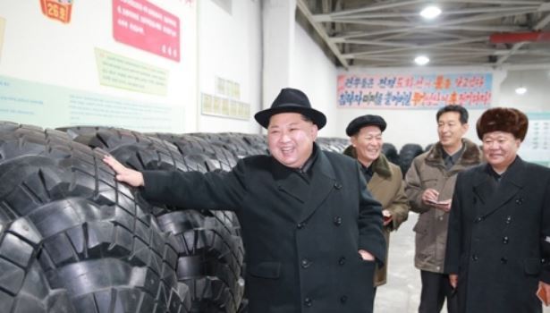 North Korean leader Kim Jong-un inspects the Amnokgang Tire Factory in this photo released by the North`s media on Dec. 3, 2017. (For Use Only in the Republic of Korea. No Redistribution) (Yonhap)