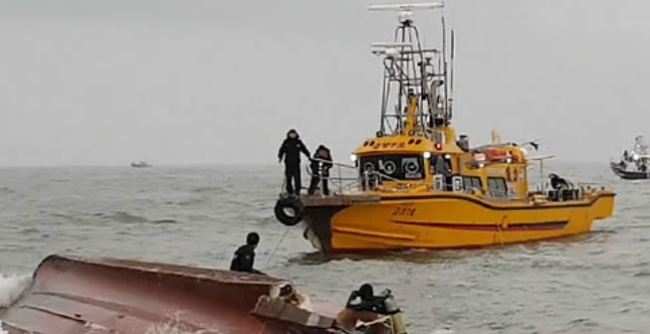 Coast Guard officials conduct rescue operations in waters near Yeongheung Island in the Yellow Sea on Dec. 3, 2017, in this photo provided by the Korea Coast Guard. (Yonhap)