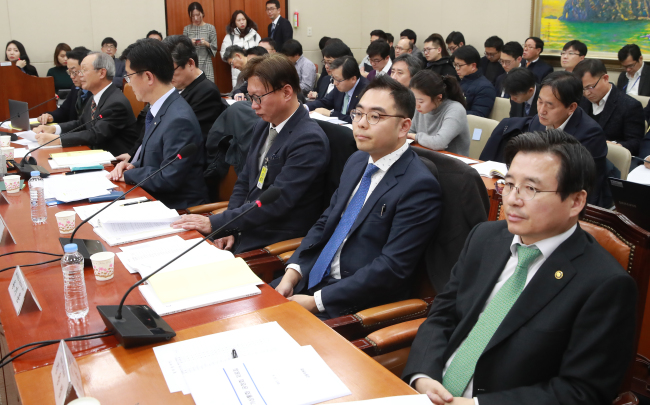 Kim Yong-beom (right), vice chairman of the Financial Services Commission, on Monday attends a parliamentary hearing on licensing cyber currency operators. (Yonhap)