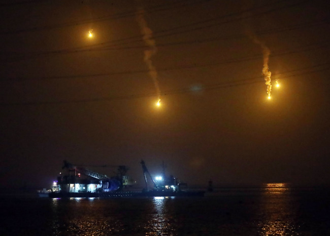 Rescue workers conducted their search for two people missing in the deadly capsizing of a fishing boat off the west coast of Incheon. Yonhap