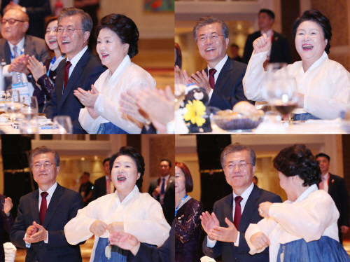 Korean President Moon Jae-in and his wife met with Koreans living in the Philippines, through an event held at the Makati Shangri-La in Manila on Nov. 15 (Yonhap)