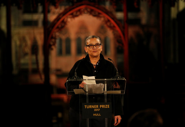 Artist Lubaina Himid speaks after being announced as the winner of the Turner Prize in Hull, Britain, Tuesday. (Yonhap)