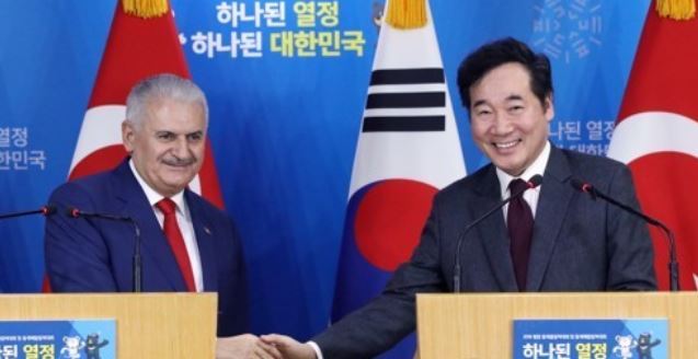 South Korean Prime Minister Lee Nak-yon shakes hands with Turkish Prime Minister Binali Yildirim after a joint news conference in Seoul on Dec. 6, 2017. (Yonhap)