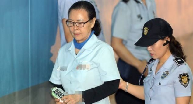 Shin Young-ja, the head of the Lotte Foundation who`s been charged with embezzlement and breach of trust, enters the courthouse for an appeals trial in Seoul on July 19, 2017. (Yonhap)