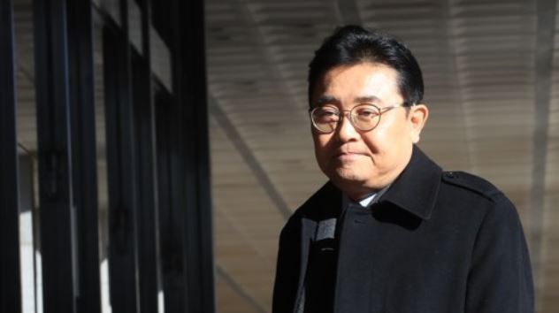 Jun Byung-hun, former senior aide to President Moon Jae-in appears at the Seoul Central District Prosecutors` Office for questioning over a bribery case Dec. 4, 2017. (Yonhap)