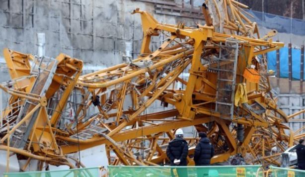 This photo shows the tower crane that collapsed at a construction site in Yongin, Gyeonggi Province, on Dec. 9, 2017. (Yonhap)
