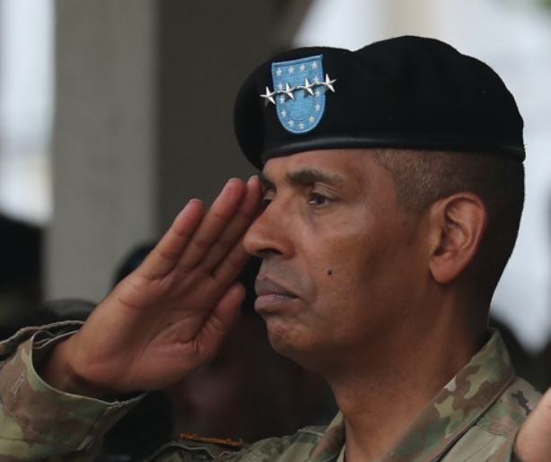 Gen. Vincent K. Brooks, commander of the U.S. Forces Korea, salutes during a 2nd Infantry Division ceremony in this file photo. (Yonhap)