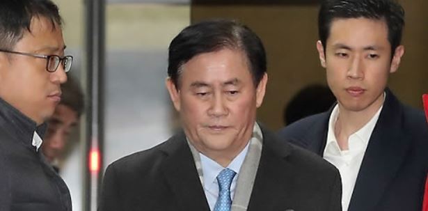 This photo, taken Dec. 7, 2017, shows former Finance Minister Choi Kyung-hwan leaving the prosecution`s office in Seoul after an interrogation over bribery allegations. (Yonhap)