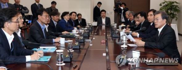 President Moon Jae-in (R) speaks in a weekly meeting with his top aides held at the presidential office Cheong Wa Dae in Seoul on Dec. 11, 2017. (Yonhap)