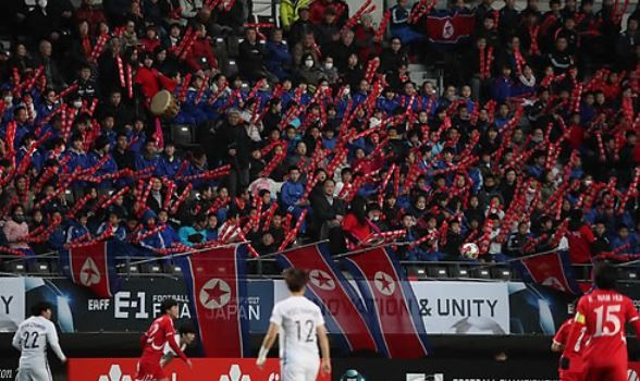 Supporters of North Korea women`s national football team encourage their team by hitting balloon sticks together during the East Asian Football Federation E-1 Football Championship match between North Korea and South Korea at Soga Sports Park in Chiba, Japan, on Dec. 11, 2017. (Yonhap)