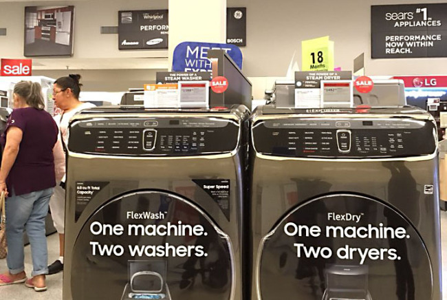 Samsung and LG washers displayed at a mart in Los Angeles (Yonhap)