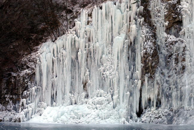 100-meter-tall artificial ice wall at Pandae-ri in Wonju, Gangwon Province (Yonhap)