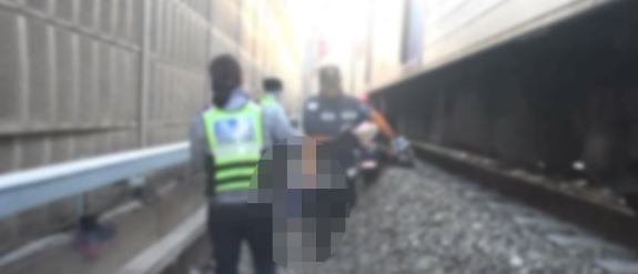 A track worker was struck and killed by a train at Onsu Station on Seoul Subway Line No.1, Thursday morning. (Seoul Metropolitan Fire & Disaster Headquarters - Yonhap)