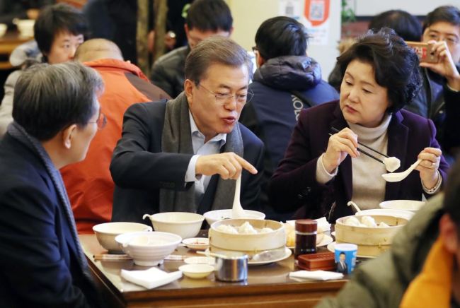 President Moon Jae-in (center) and First Lady Kim Jung-sook (Right) kicked off the second day of state visit to China with breakfast at a streetside restaurant in Beijing early Thursday. (Yonhap)