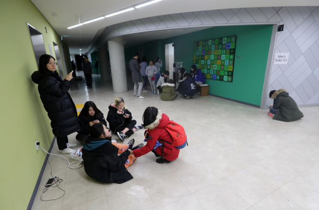 College students at a college in Pohang evacuated to a nearby church after the quake (Yonhap)