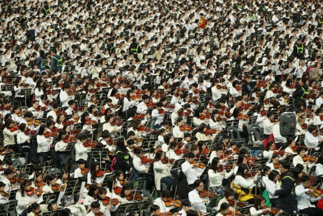 With 8,076 musicians involved, an orchestra performance in Gocheok Sky Dome in Seoul Saturday, trumped the previous biggest such performance in the Guinness Book of Records. (Yonhap)