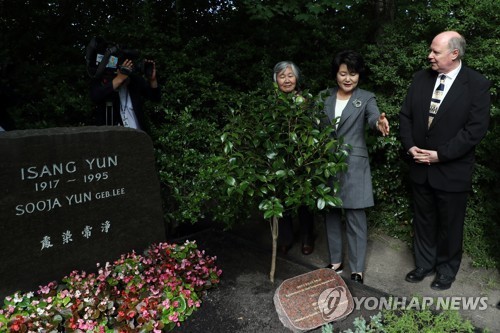 Walter-Wolfgang Sparrer (right) visits Yun I-sang‘s grave with first lady Kim Jung-sook (center) in this July file photo. (Yonhap)