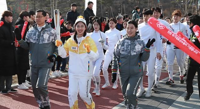 South Korean fencer Kim Ji-yeon carries the torch for the 2018 PyeongChang Winter Olympics at the Jincheon National Training Center in Jincheon, North Chungcheong Province, on Dec. 20, 2017. (Yonhap)