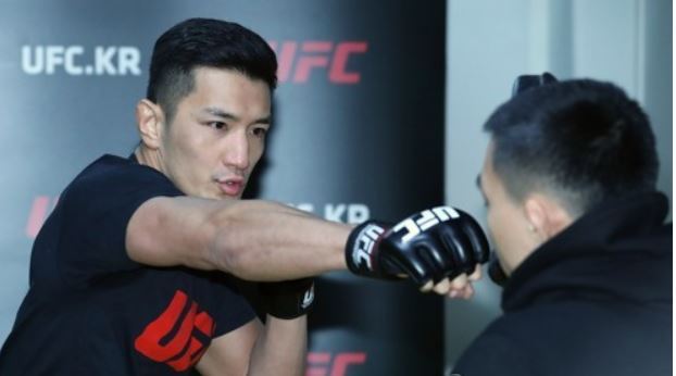 South Korean mixed martial arts fighter Kang Kyung-ho (L) practices at Team MAD gym in Busan on Dec. 20, 2017. (Yonhap)