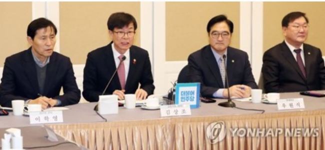 Kim Sang-jo (2nd from L), the chairman of the Fair Trade Commission, speaks during a party-government policy consultation meeting at the National Assembly in Seoul on Dec. 21, 2017. (Yonhap)