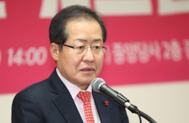 This photo, taken Dec. 20, 2017, shows Hong Joon-pyo, the leader of the main opposition Liberty Korea Party, speaking during a workshop at the party headquarters in Seoul. (Yonhap)