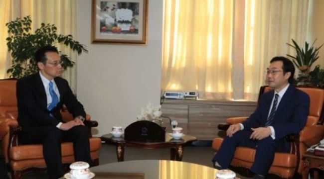 South Korea`s nuke envoy Lee Do-hoon (R) speaks with his Japanese counterpart Kenji Kanasugi in bilateral talks in Seoul on Oct. 19, 2017. (Yonhap)