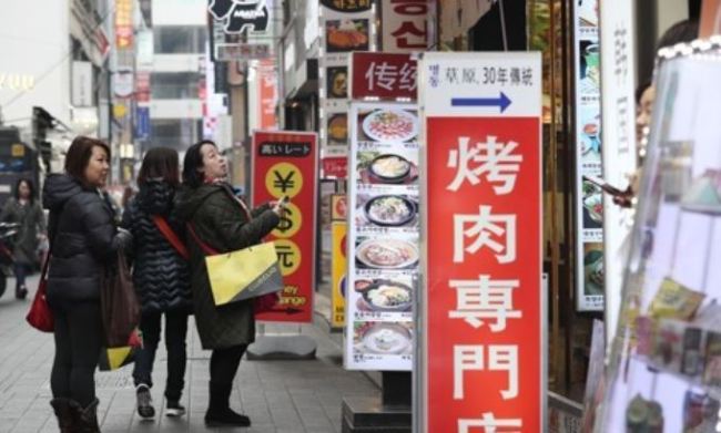 In this file photo, taken on Nov. 28, 2017, tourists are seen at Seoul`s Myeongdong shopping area, one of the top tourist spots in the South Korean capital. (Yonhap)