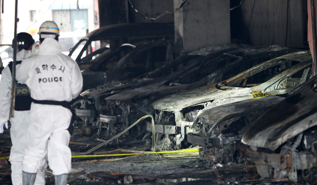 The National Forensics Service authorities are sent to the scene where a major blaze broke out in an eight-story building in the southern city of Jechon in North Chungcheon Province on Thursday. Yonhap