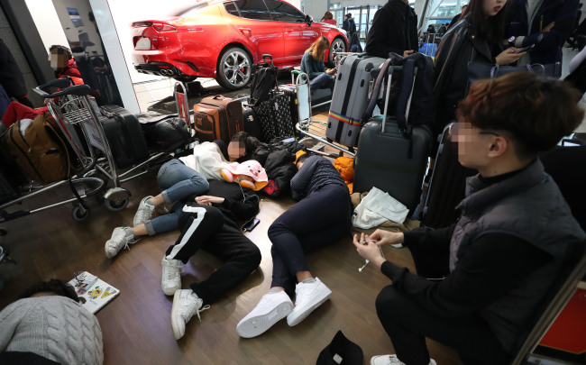 Travelers at Incheon International Airport (Yonhap)