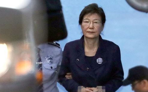 This photo, taken on Oct. 16, 2017, shows former President Park Geun-hye entering a Seoul court for her corruption trial. (Yonhap)