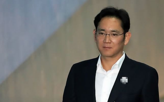 This photo, taken on Dec. 22, 2017, shows Samsung Electronics Vice Chairman Lee Jae-yong, detained over bribery charges in connection with a scandal involving former President Park Geun-hye, walking toward the courthouse to attend his appeal in southern Seoul. (Yonhap)