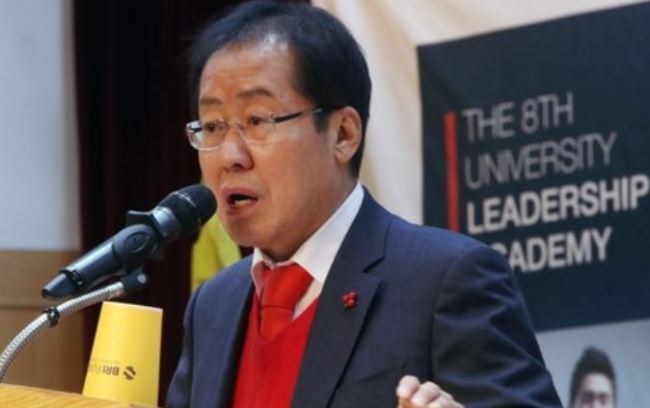 Hong Joon-pyo, the leader of the main opposition Liberty Korea Party, speaks during a lecture for university students at Busan City Hall in the southern port city, 450 kilometers south of Seoul, on Dec. 27, 2017. (Yonhap)