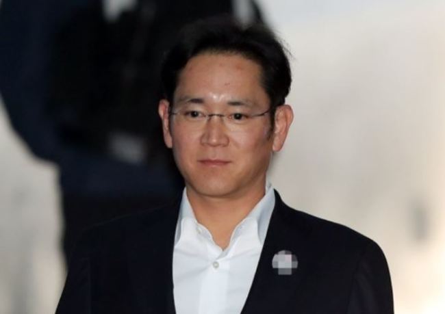 Prosecutors keep 12 yr jail term demand for Samsung heir in appeals trial