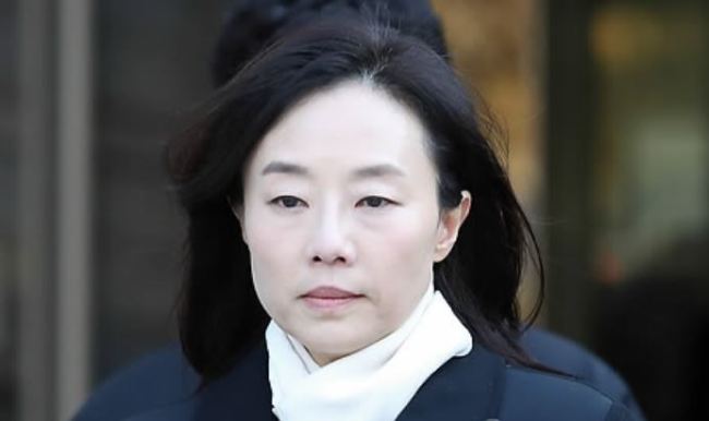 The photo, taken on Dec. 27, 2017, shows former culture minister Cho Yoon-sun as she walks out of the courthouse in southern Seoul after attending a hearing held to decide on her arrest over alleged bribery and abuse of power in a scandal involving the state spy agency. (Yonhap)