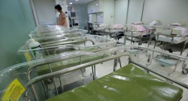 Empty cribs at a South Korean materity ward highlights the seriousness of the country`s low birth. (Yonhap)