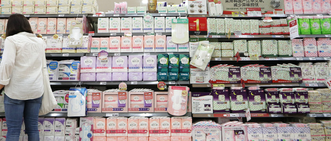 Sanitary pad products are displayed at a supermarket in Seoul (Yonhap)