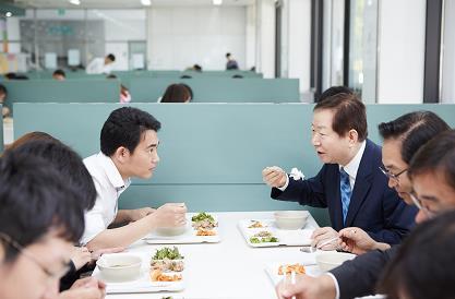 Former student union leader eats the 1,000 won menu with the president of the university (Yonhap)