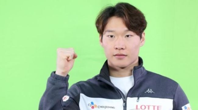 South Korean alpine snowboarder Lee Sang-ho poses for a photo at a media event in PyeongChang, Gangwon Province, on Dec. 29, 2017. (Yonhap)