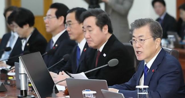 President Moon Jae-in (R) speaks in a cabinet meeting held at his office Cheong Wa Dae in Seoul on Jan. 2, 2018. (Yonhap)