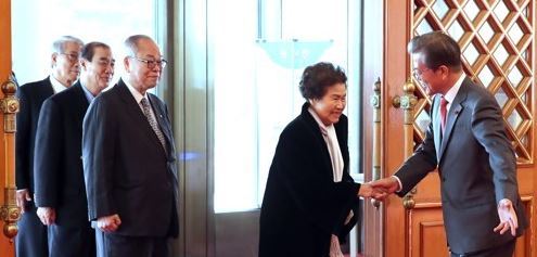 President Moon Jae-in (R) greets members of the Korean Senior Citizens Association as they arrive at the presidential office Cheong Wa Dae for a special meeting on Jan. 5, 2018. (Yonhap)