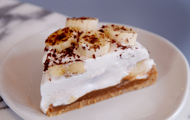 Caravan’s banoffee pie is spot-on with a pressed biscuit crust, gooey and rich toffee made from condensed milk and heaps of cool cream topped with slices of banana and shaved chocolate. (Photo credit: Park Hyun-koo/The Korea Herald)