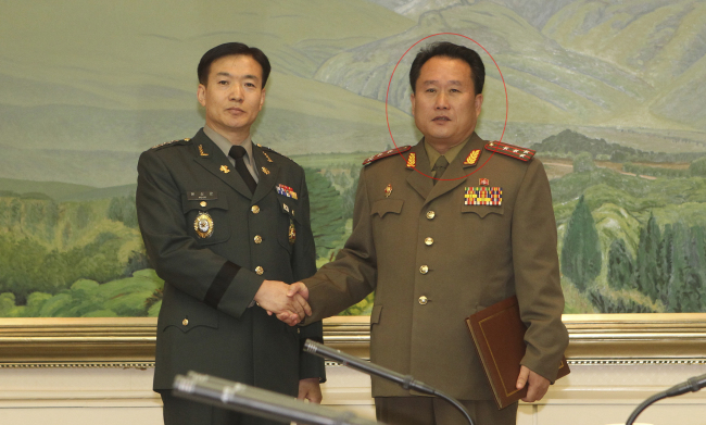 Ri Son-gwon (right) (Yonhap)