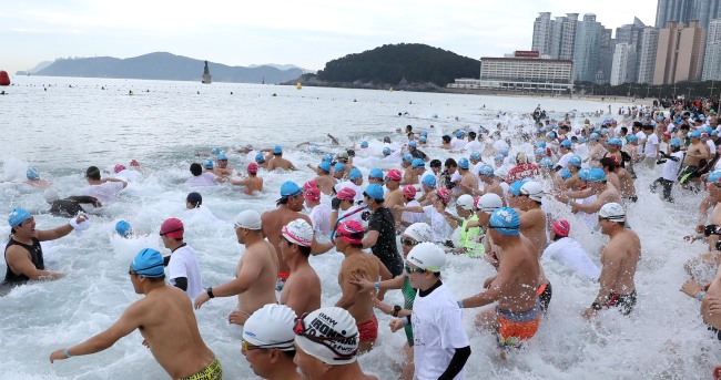 The 31st Polar Bear Swim Festival took place at Haeundae Beach in Busan, Jan. 7 (Yonhap)
