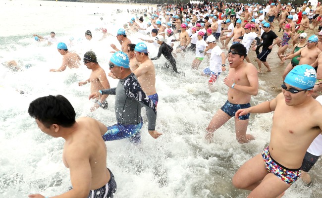 The 31st Polar Bear Swim Festival took place at Haeundae Beach in Busan, Jan. 7 (Yonhap)