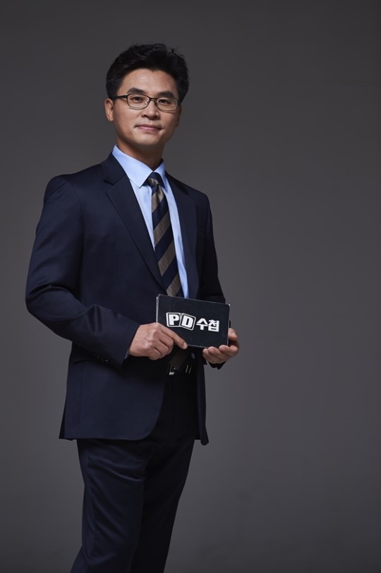 Han Hak-soo, the new host for MBC‘s “PD Notebook,” poses for a photo before a press conference Thursday. (MBC)