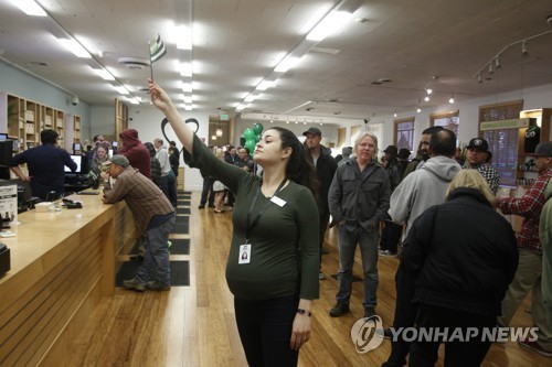 캘리포니아 주의 붐비는 마리화나 판매점 (AP=연합뉴스)